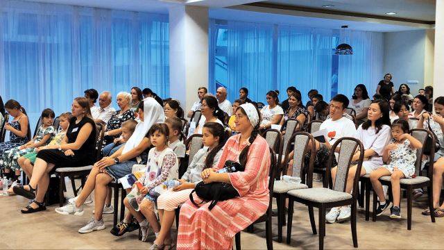 우크라이나 전쟁 피란민들이 10일(현지시간) 슬로바키아 국경도시 칼루자에 마련된 피란처에서 정광섭 정사라(키예프연합교회) 선교사가 주최한 수련회에 참석해 예배를 드리고 있다.   정광섭 선교사 제공