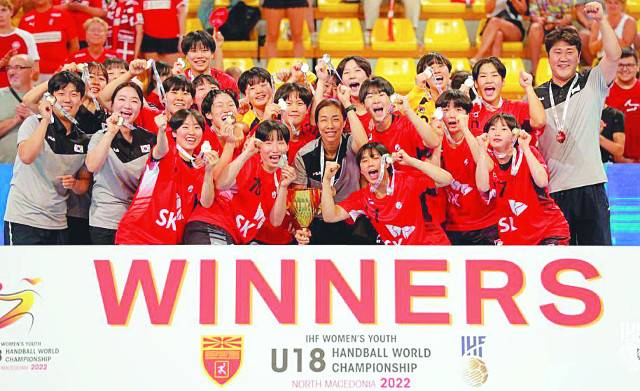 한국 여자 청소년 핸드볼 대표팀이 10일(현지시간) 북마케도니아 스코페의 보리스 트라이코프스키 스타디움에서 열린 세계청소년핸드볼선수권대회 결승에서 덴마크에 31대 28로 승리해 우승한 뒤 메달을 목에 걸고 기뻐하고 있다. 국제핸드볼연맹 제공