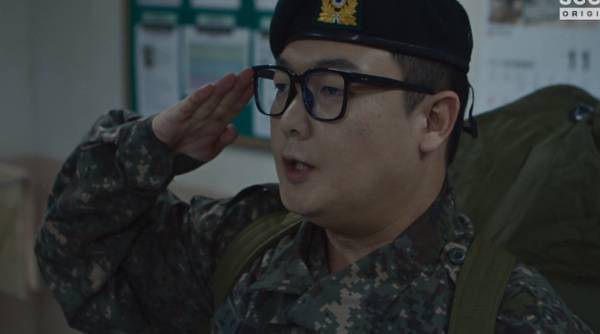 1생활관에 신병으로 들어온 ‘군수저’ 박민석 이병이 경례하는 모습. 시즌 제공