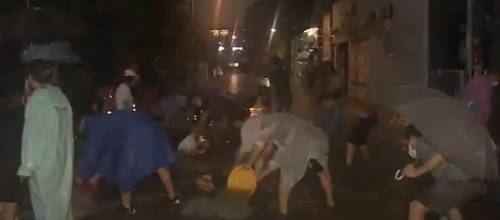 물 퍼내는 아파트 주민들. CJB 청주방송 캡처