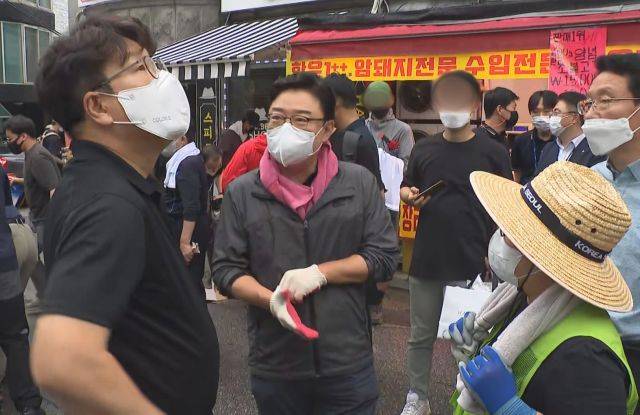 김성원 국민의힘 의원(가운데)이 지난11일 수해 복구 자원봉사를 위해 현장을 찾았다. 이 자리에서 김 의원은 "솔직히 비 좀 왔으면 좋겠다. 사진 잘 나오게"라고 발언했다. 연합뉴스