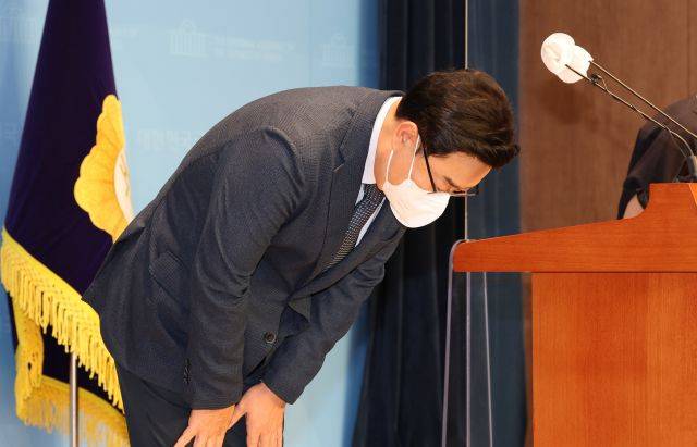 국민의힘 김성원 의원이 12일 서울 여의도 국회 소통관에서 대국민사과 기자회견을 열고 전날 수해 복구 자원봉사 현장에서 한 "솔직히 비 좀 왔으면 좋겠다. 사진 잘 나오게" 발언에 대해 사과하고 있다. 연합뉴스