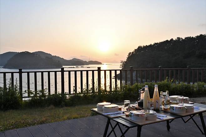 한려수도 생태탐방원에서 노을을 바라보며 먹은 동백도시락.