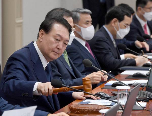 윤석열 대통령이 12일 서울 용산 대통령실에서 8·15 특별사면을 위한 임시국무회의를 주재하며 의사봉을 두드리고 있다. [이승환 기자]