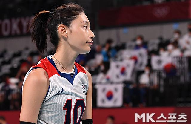 김연경이 국제올림픽위원회 선수위원으로 출마하면 튀르키예배구협회 지지를 받을 것이라는 국제스포츠외교전문가 전망이 나왔다. 도쿄올림픽 동메달 결정전 승리가 어려워지자 감회에 젖은 표정으로 어딘가를 바라보는 김연경. 사진=천정환 기자