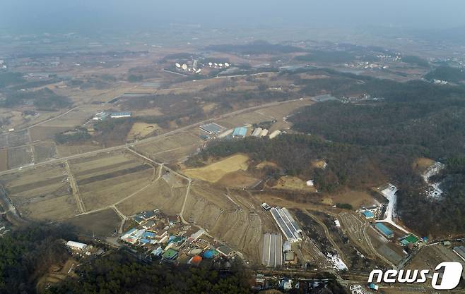 (용인=뉴스1) 조태형 기자 = SK하이닉스가 10년간 120조원을 투자하는 반도체 클러스터 후보지로 경기도 용인시를 선택했다. 사진은 반도체 클러스터 부지 조성을 위해 설립된 특수목적회사(SPC)인 ㈜용인일반산업단지가 신청한 경기도 용인시 처인구 원삼면 일대의 모습. 2019.2.21/뉴스1