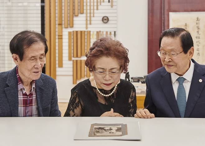 안중근 의사의 유족 안기영 여사(가운데) 유영렬 안중근의사기념관장(오른쪽) 등 관계자들이 유물 보존 처리 현황을 보고 있다. /사진제공=삼성문화재단