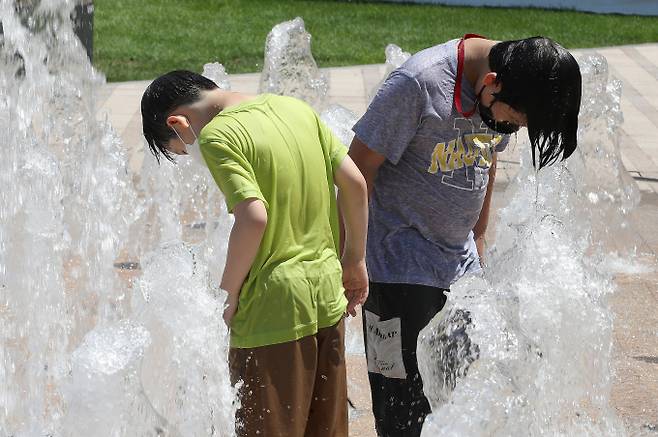 광복절 연휴가 시작되는 13일에는 최고기온 34도로 푹푹 찌는 날이 될 것으로 보인다.사진은 12일 서울 중구 태평로 서울광장 바닥분수에서 어린이들이 물놀이로 더위를 식히고 있는 모습. /사진=뉴스1