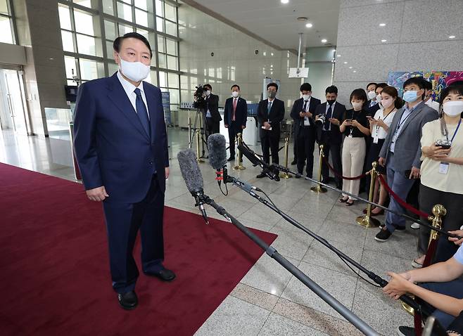 윤석열 대통령이 12일 오전 서울 용산 대통령실 청사로 출근하며 취재진의 질문에 답하고 있다. [연합]