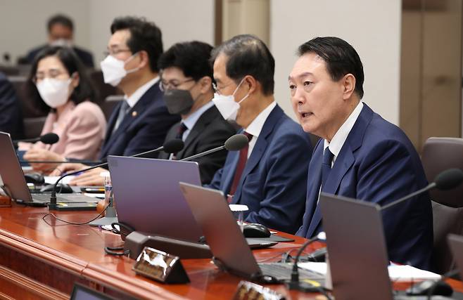 윤석열 대통령이 12일 오전 서울 용산 대통령실 청사에서 열린 임시 국무회의에서 발언을 하고 있다. [연합]