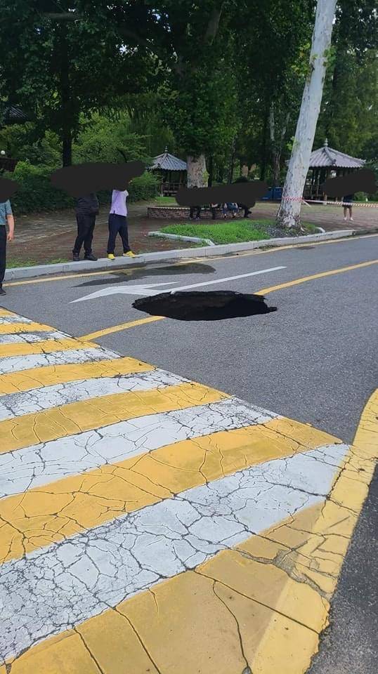 12일 낮 12시께 대전 대덕구 한남대 캠퍼스 내부 도로에서 지름 1.5m, 깊이 1.5m 규모의 싱크홀이 발생했다.(사진=페이스북 新 한남대 대신 전해드립니다 갈무리) *재판매 및 DB 금지