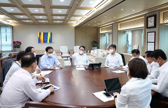 [서울=뉴시스] 윤석열 대통령이 8일 서울 용산 대통령실 청사에서 열린 수석비서관회의를 주재하고 있다. (사진=대통령실 제공) 2022.08.08. photo@newsis.com *재판매 및 DB 금지