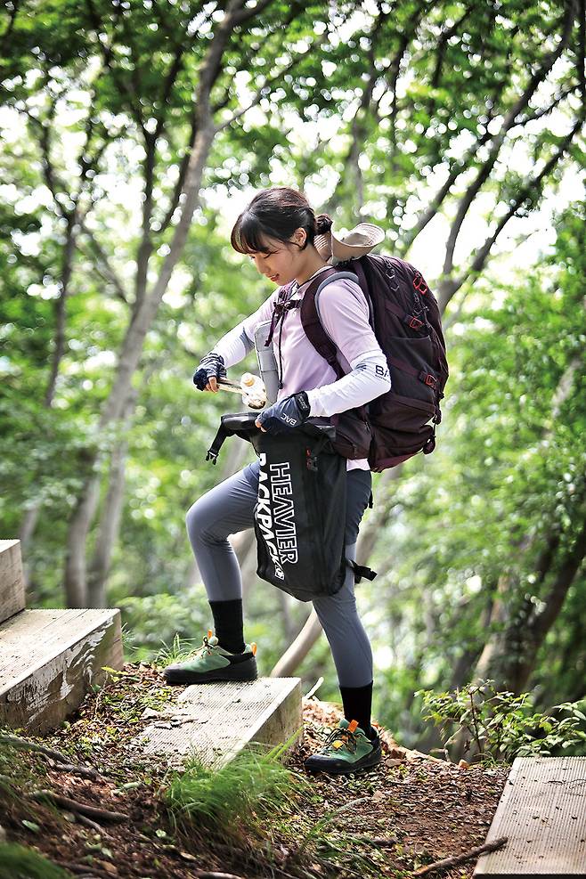 국사봉 정상 일대의 쓰레기를 줍는 이재경(경기대산악부)씨.