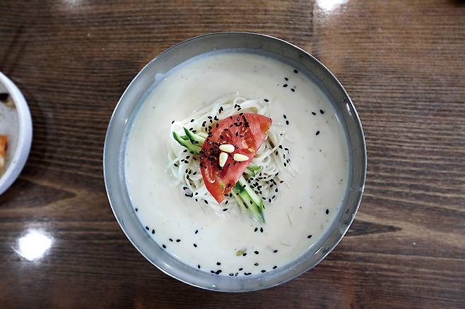 장경리칼국수의 콩국수(8,000원).