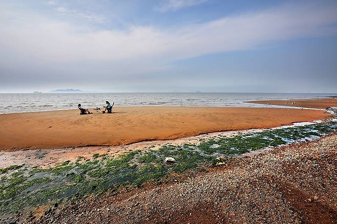 자연미 살아 있는 십리포해수욕장의 낭만을 즐기는 남과 여. 바다만 알고 있는 그 남자, 그 여자의 이야기가 궁금하다.
