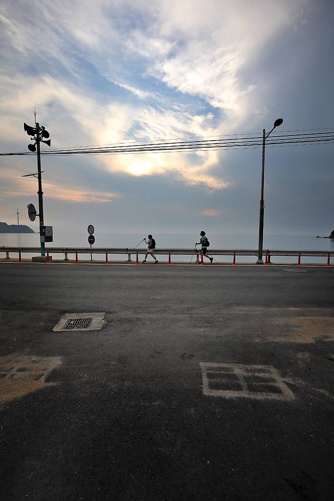 장경리해변은 도로와 인접해 있어, 드라이브 코스로도 인기 있다.