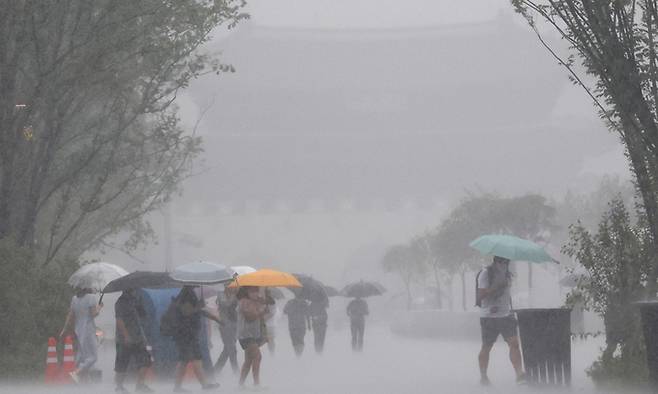 지난 8일 서울 광화문광장에 폭우가 내리고 있다. 연합뉴스