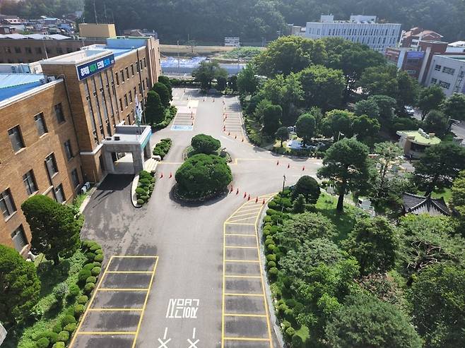 차 없는 도청 시범운영으로 충북도청 주차장이 텅 비었다. 충북도 제공