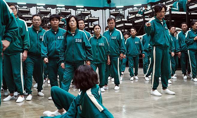 저자들은 전 세계 신드롬을 일으킨 넷플릭스 ‘오징어 게임’을 심리학적인 측면으로, ‘K팝’을 흑인음악적 시점에서 분석했다. 사진은 ‘오징어 게임’의 한 장면. 넷플릭스 제공