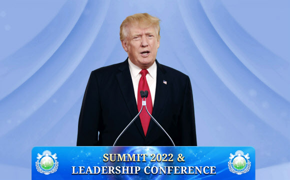 도널드 트럼프 전 미국 대통령이 12일 통일교 관련 단체 천주평화연합(UPF)이 주최한 ‘서밋 2022 앤드 리더십 콘퍼런스’에 영상 기조연설을 하고 있다. 연합뉴스