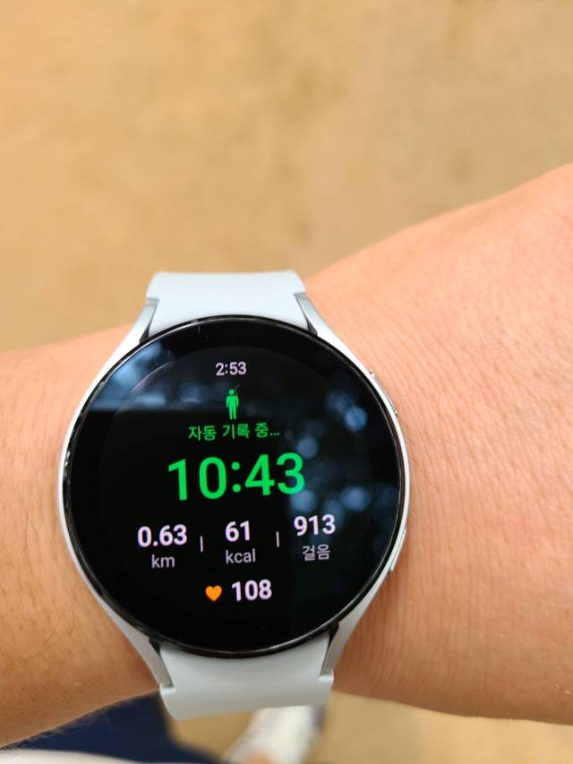 ‘갤럭시워치4’를 착용하고 움직이면 자동으로 걸음수와 운동량 등이 기록된다./사진=노현섭기자