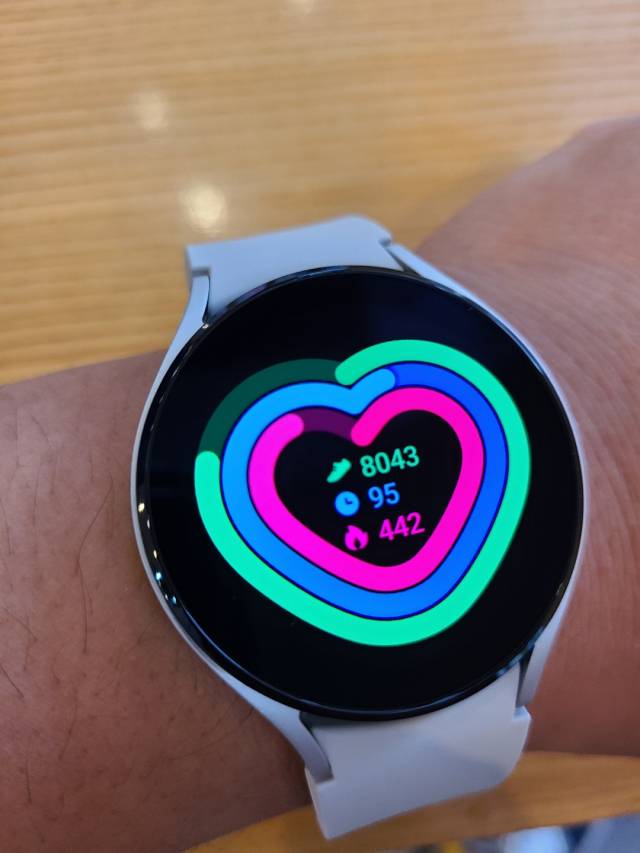 ‘갤럭시워치4’ 디스플레이에 운동 관련 기록이 화려한 그래픽과 함께 표시돼 있다./사진=노현섭 기자