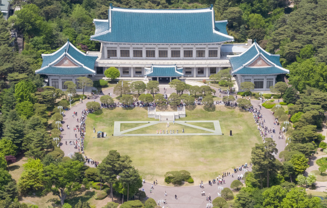 북악산을 등지고 앞에는 경복궁, 양옆으로 낙산과 인왕산을 끼고 지어진 청와대 본관은 1988년 서울 올림픽 이후 높아진 한국 위상과 민족 정기의 맥을 되살리자는 의미를 담아 1991년 4월 완공됐다. 연합뉴스