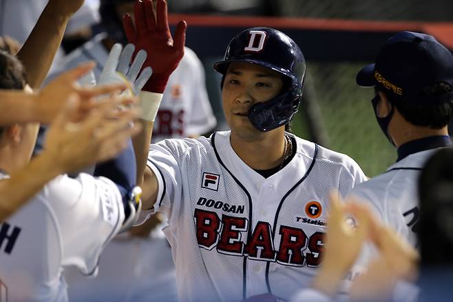 두산 강승호가 12일 잠실 NC전에서 홈런을 친 뒤 동료들과 기뻐하고 있다. 두산 베어스 제공