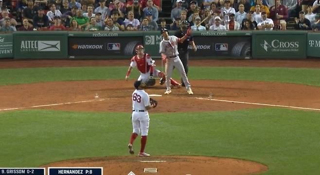 ▲ 방망이를 앞으로 던지는 메이저리그식 배트플립이 아니라, 그대로 뒤로 날리는 한국식 '빠던'이 나왔다.