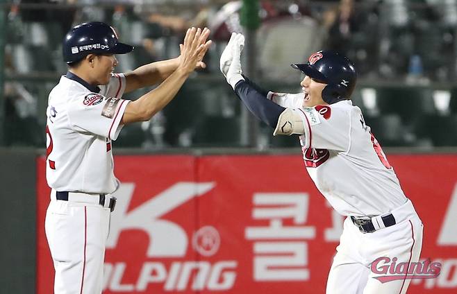 ▲데뷔 첫 타석(2019년 5월15일 LG전)에서 홈런을 치고 최만호 당시 3루 코치와 하이파이브하고 있는 신용수(오른쪽). ⓒ롯데 자이언츠
