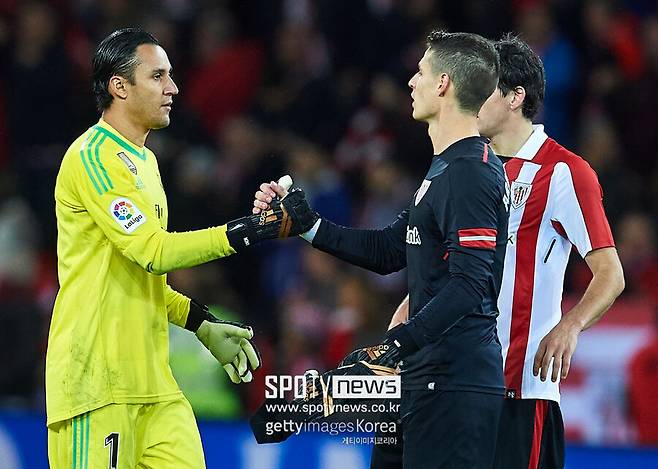 ▲ 나폴리 이적설에 휩싸인 케일러 나바스(파리 생제르망)와 케파 아리사발라가(첼시, 사진 당시 아슬레틱 빌바오).