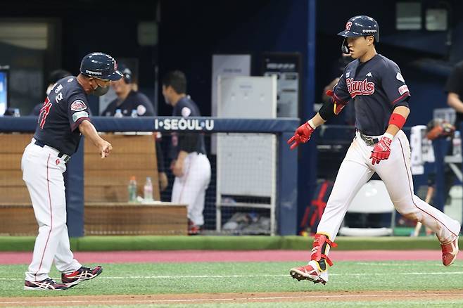 ▲ 쐐기포를 친 뒤 3루코치와 세리머니 하는 박승욱(오른쪽). ⓒ연합뉴스