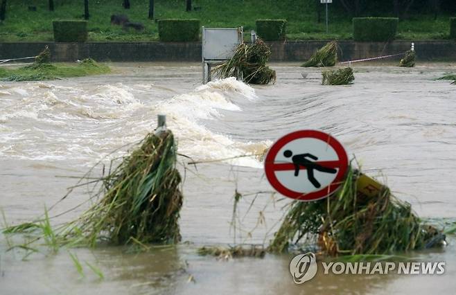 폭우에 쓰러진 하상도로 표지판 [연합뉴스 자료사진]
