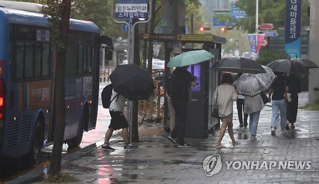 비 쏟아지는 출근길 [연합뉴스 자료사진]