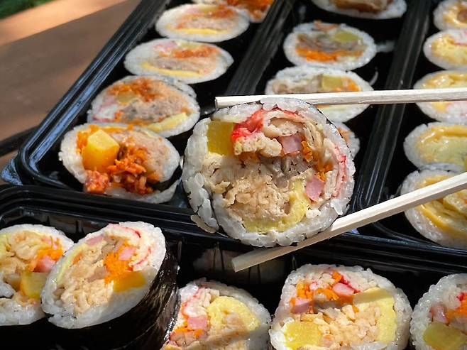 유부가 들어간 기본 김밥의 모습. 재료가 가득 들어가 있다. (사진=송혜수 기자)