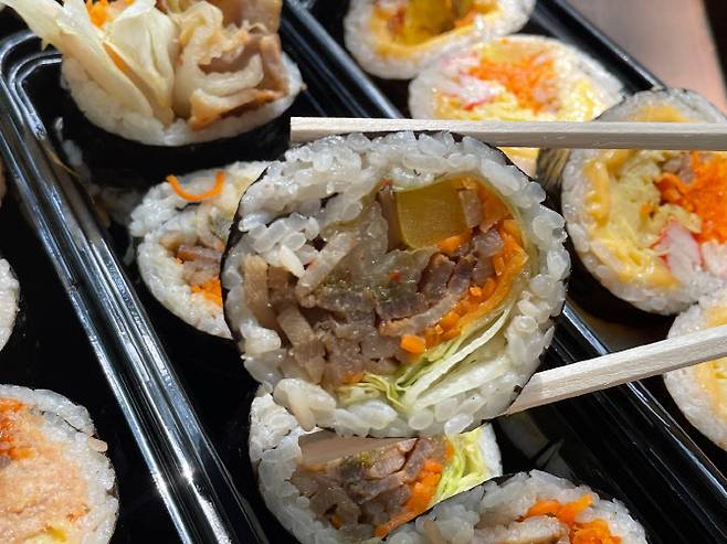 김치 삼겹 김밥. 아삭아삭한 백김치가 들어가 있다. (사진=송혜수 기자)