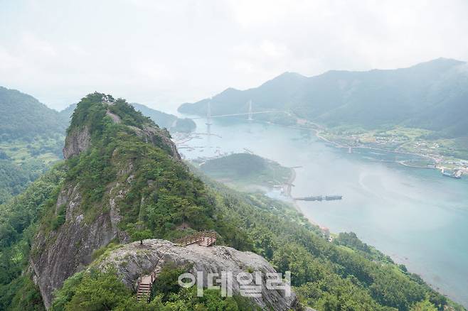 통영팔경의 하나인 옥녀봉에서 바라본 풍경
