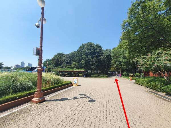 좌측 정면에 정자가 보이는데, 그 옆으로 쭉 직진한다.&nbsp;