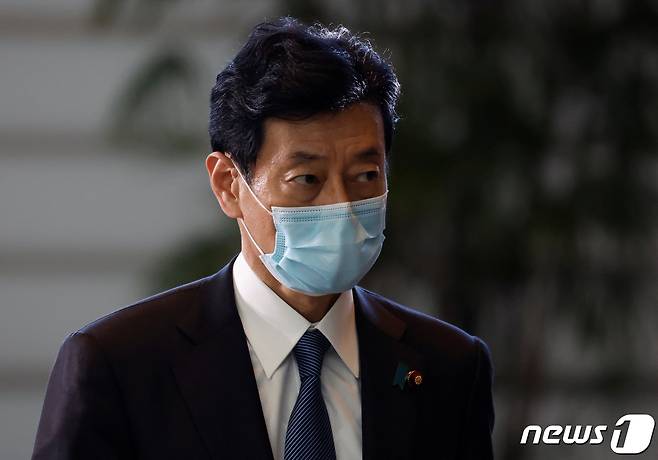 니시무라 야스토시 일본 경제산업상이 10일 기시다 후미오 총리 관저에 들어서고 있다. ⓒ 로이터=뉴스1 ⓒ News1 이유진 기자