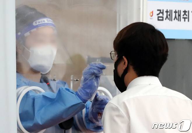 충북의 신종 코로나바이러스 감염증(코로나19) 하루 신규 확진자가 13일 오후 4시 기준 1687명 발생했다.(사진은 기사 내용과 무관함) / 뉴스1 ⓒ News1