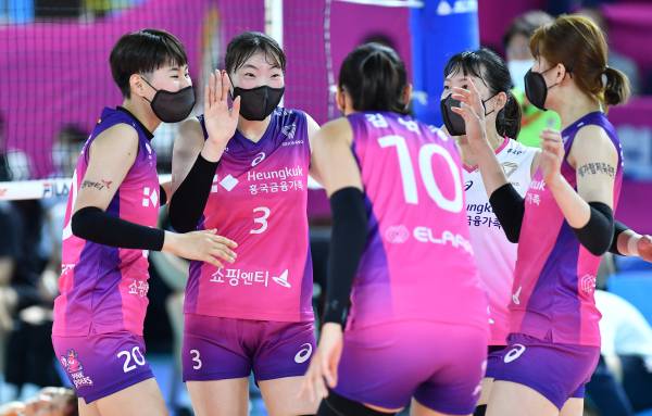 흥국생명 핑크스파이더스 세터 박혜진(3번)과 김연경. 사진｜대한배구연맹