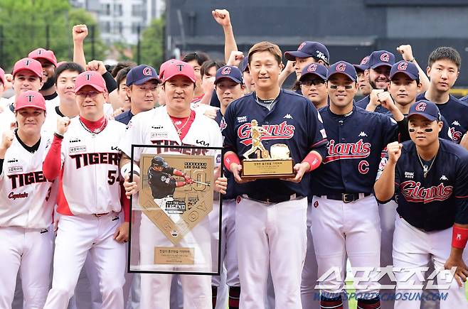 13일 광주 기아챔피언스필드에서 KIA와 롯데의 경기가 열렸다. 경기 전 롯데 자이언츠 이대호의 은퇴 투어가 열렸다. 양 팀 선수들과 기념 포즈를 취하고 있는 이대호. 광주=송정헌 기자songs@sportschosun.com