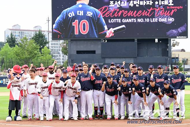 양 팀 선수들과 함께 기념 포즈.