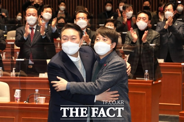 지난 1월 국민의힘 이준석 대표와 윤석열 대선 후보가 의원총회에서 포옹하는 모습. /이선화 기자