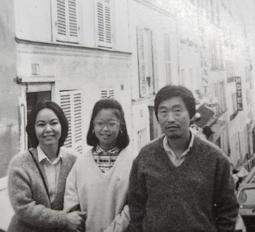 파리 몽마르트에서 백영수 가족, 1980