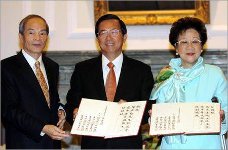 대만의 천수이볜(陳水扁) 총통(가운데)과 뤼슈롄(呂秀蓮) 부총통(오른쪽)이 2004년 3월 30일 타이베이의 총통부 집무실에서 황스청(黃石城) 중앙선거관리위원장으로부터 총통·부총통 당선증을 각각 교부받고 이를 펼쳐 보이고 있다./조선일보DB