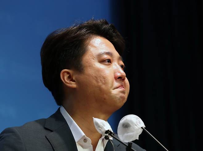 이준석 국민의힘 대표가 13일 서울 여의도 국회 소통관에서 기자회견을 열고 있다. /뉴스1