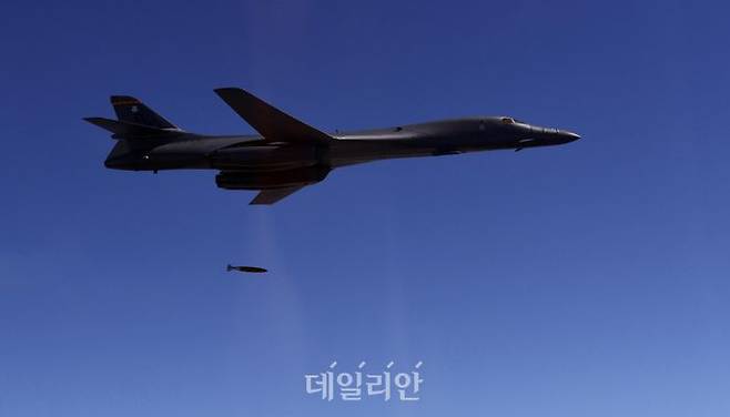 미국 전략폭격기 B-1B가 폭탄을 투하하는 모습(자료사진) ⓒ공군