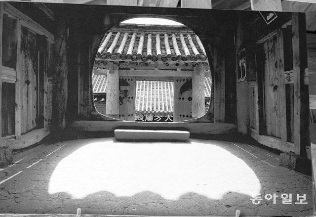 팔만대장경이 보관된 장경판전 내 수다라전 통로에는 매년 낮과 밤의 길이가 같아지는 춘분과 추분에 연꽃 모양 그림자(아래)가 피어난다. 그림자가 바닥에 예쁘게 비치도록 철저한 계산에 의해 건물을 설계했다는 게 해인사 측 설명이다.