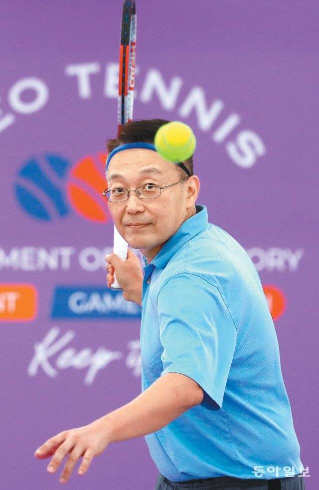 안지현 강북삼성병원 정형외과 교수는 취미인 테니스를 건강관리 수단으로 활용하며 ‘주 1회 이상 운동’ 원칙을 지키고 있다. 덕분에
 하체 근력은 또래보다 자신 있다고 한다. 안 교수가 실내 테니스장에서 연습을 하고 있다. 송은석 기자 
silverstone@donga.com